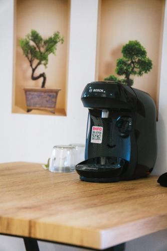 a coffee maker sitting on top of a table at Capstay Point central ch3 - Netflix in Tourcoing