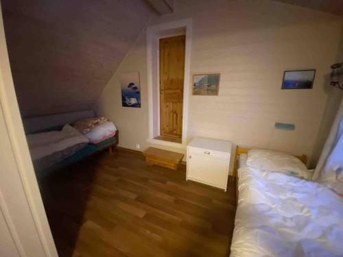 Una cama o camas en una habitación de Hus i Lofoten