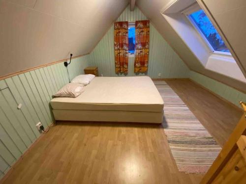 Una cama o camas en una habitación de Hus i Lofoten