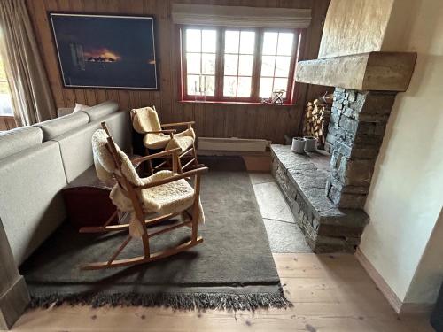 Ruang duduk di Spacious cabin with beautiful Geilo views