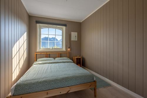 Postel nebo postele na pokoji v ubytování Sundet Lofoten - fjell- og havutsikt
