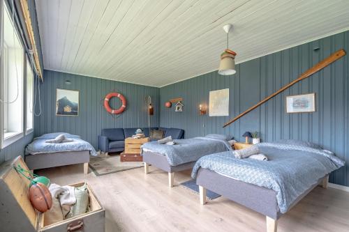 Posezení v ubytování Sundet Lofoten - fjell- og havutsikt