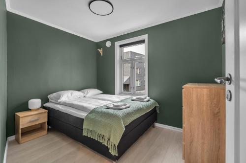 Giường trong phòng chung tại Northstay - The Urban Cityscape, Central & Modern, Sleeps 5