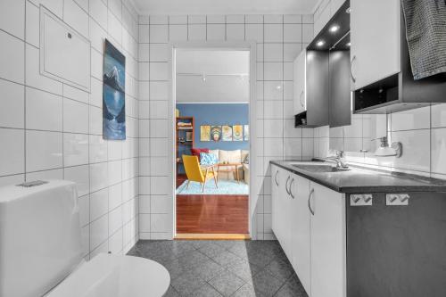 Il comprend une cuisine avec un lavabo et des toilettes. dans l'établissement Cosy top-floor apartment, à Tomasjorda