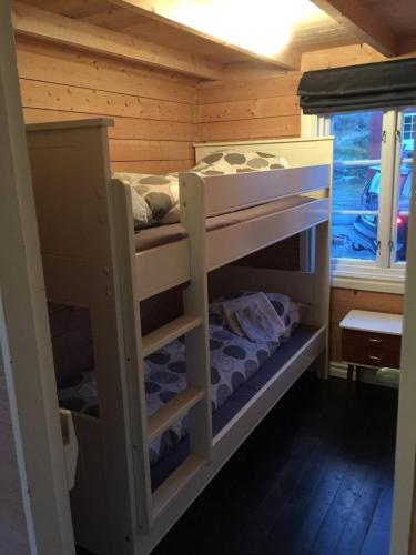 a bedroom with two bunk beds in a cabin at Rindebua in Stamsund