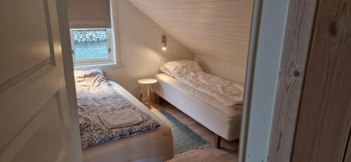 เตียงในห้องที่ Molobua, fantastic place by the sea