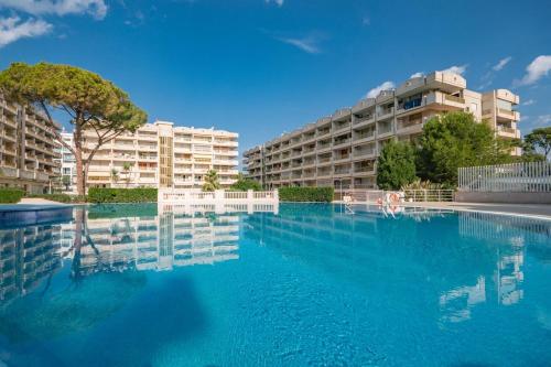 Salou-Modern-Pool-5'playa-2room-PortAvntura-AC13