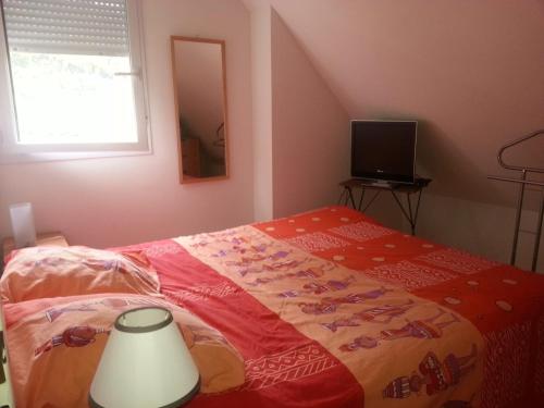 a bedroom with a bed with a lamp and a window at Appartement cosy à Saint-Mamet - 36 m² - Vue montagne in Saint-Mamet