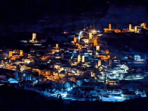 Vista generica su Mestia o vista sulla città dall'interno dell'ostello