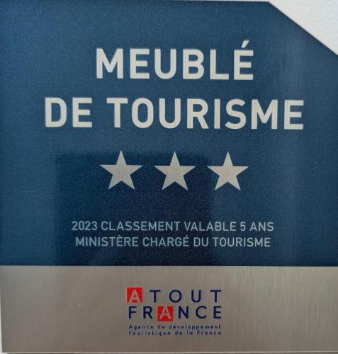 a sign with the words neille de tourenrence at Comme à la maison entre Fontainebleau et Moret sur Loing in Champagne-sur-Seine