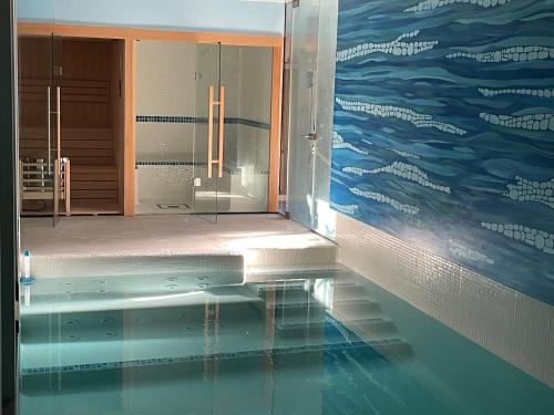 a bathroom with a swimming pool with a reflection in the water at Villa Paladina in Foz do Arelho