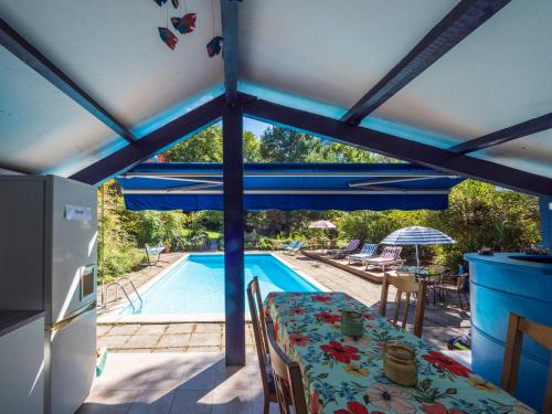 un patio avec une table et une piscine dans l'établissement Horizons Verts Luna Tent, à Puivert