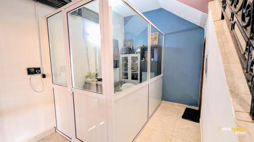 une chambre avec une grande porte en verre dans une maison dans l'établissement chic apart with parking and gym, à Djoungolo
