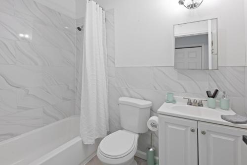 Ένα μπάνιο στο Evergreen Stay Apt 20 Min to NYC