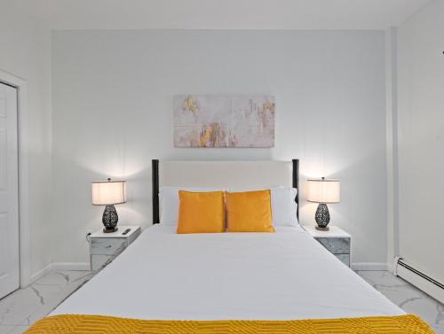 Ένα ή περισσότερα κρεβάτια σε δωμάτιο στο Evergreen Stay Apt 20 Min to NYC