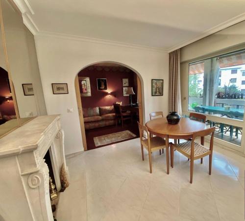 un salon avec une table et une cheminée dans l'établissement Appartement T3 bis aux portes de Genève, à Annemasse