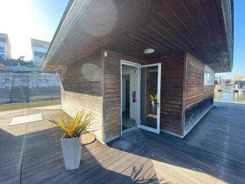 una casa con una puerta de cristal en una cubierta en Carpe Diem, en Lisboa
