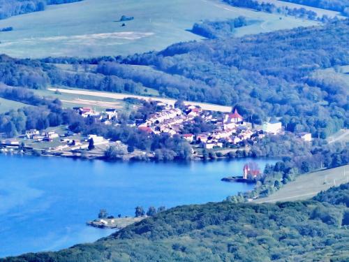 an island in the middle of a lake at Hollandia Domasa - Nová Kelča, Prešovský kraj in Kelča