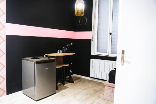 une chambre avec un comptoir et une table avec une fenêtre dans l'établissement Capstay Point central ch1 - Balneo - Netflix, à Tourcoing