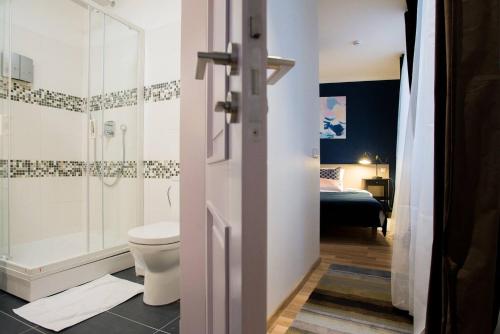 Ένα μπάνιο στο New & Modern Old Riga apartment