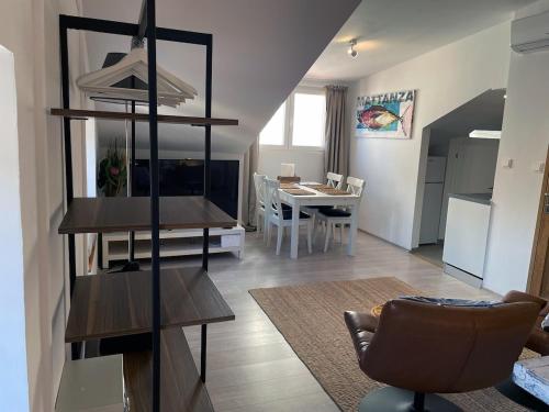 Nhà bếp/bếp nhỏ tại KLARA Studio Apartment, old town house, SEA VIEW