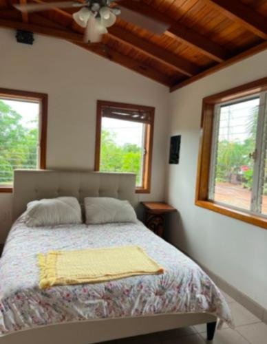 Postel nebo postele na pokoji v ubytování Dove Escapes - One bedroom beach front upper Cabana