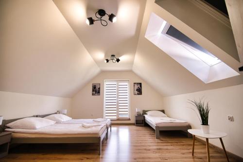 Ένα ή περισσότερα κρεβάτια σε δωμάτιο στο HOUSE OF ENERGY Zator Przeciszów