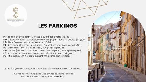 Une page d'une brochure d'une rue avec des bâtiments dans l'établissement Blum Arles Centre, à Arles