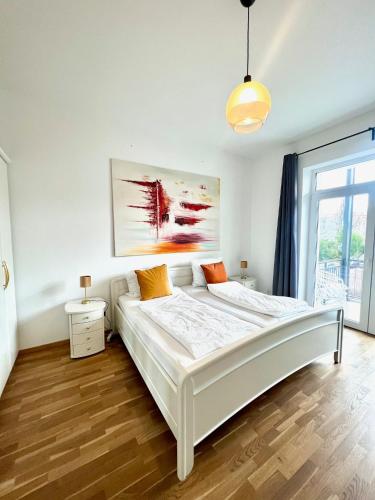 a bedroom with a white bed in a room at Cooles City-Appartment - Balkon in Bayreuth