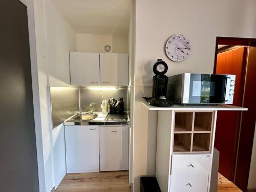 Dapur atau dapur kecil di Mini Apartment mit Pool Nutzung & Balkon