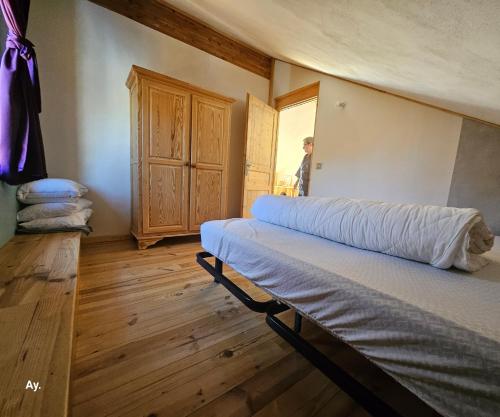 Cette chambre comprend un lit avec une couverture blanche. dans l'établissement Appartement Chalet - intégralité du logement 6 pers max, à Briançon
