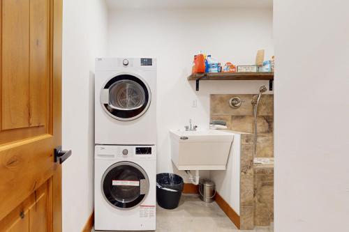 a bathroom with a washing machine and a sink at Snoqualmie Lodge in Snoqualmie Pass
