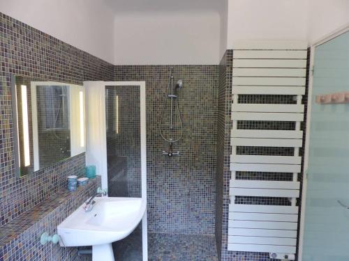 łazienka z umywalką, toaletą i prysznicem w obiekcie Villa LA TEIGNOUSE entre lac et océan terrasse et jardinet pour 6 personnes w mieście Soorts-Hossegor