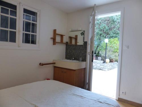 sypialnia z łóżkiem, umywalką i lustrem w obiekcie Villa LA TEIGNOUSE entre lac et océan terrasse et jardinet pour 6 personnes w mieście Soorts-Hossegor