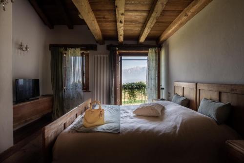 Un pat sau paturi într-o cameră la Relais Incanto - Agriturismo Nel Giardino di Fien