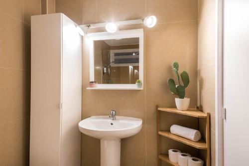 A bathroom at Comfortable Apt for groups next to Sagrada Familia