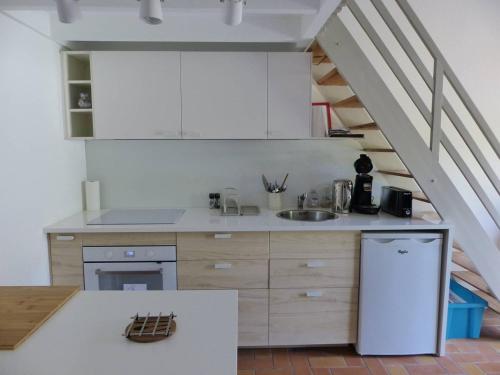 une cuisine avec un évier et un escalier dans l'établissement Les Rives de Capbreton Villa patio Résidence pour 4 personnes, à Capbreton