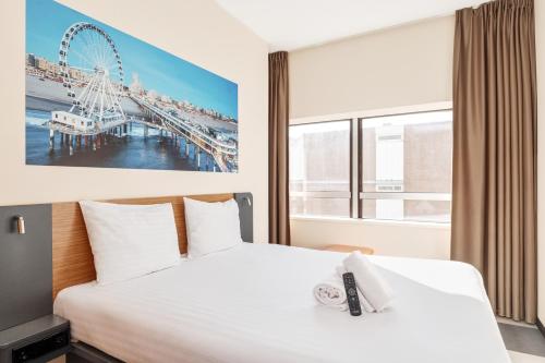 een slaapkamer met een bed en een reuzenrad bij easyHotel The Hague Scheveningen Beach in Scheveningen