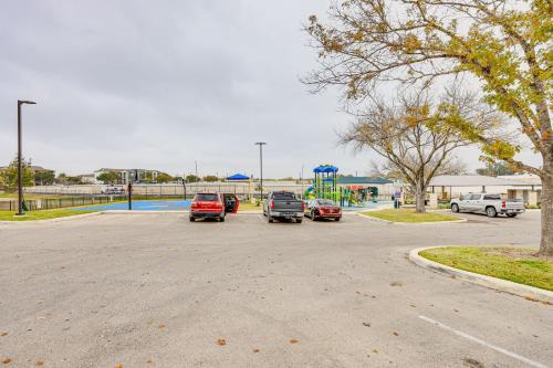 Galeriebild der Unterkunft 3 Mi to Randolph AFB Family Home with Poker Table! in San Antonio