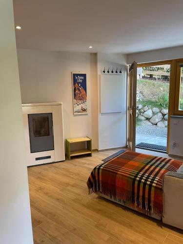 une chambre avec un lit et une télévision dans l'établissement Appartement Chalet - intégralité du logement 6 pers max, à Briançon