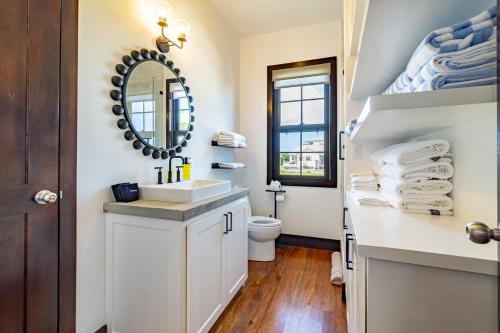 ein Badezimmer mit Waschbecken und Spiegel in der Unterkunft Vista de Azul and The Pool Club at Mahogany Bay in San Pedro