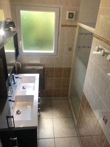 une salle de bain avec un lavabo et une douche dans l'établissement Maison de charme à Saint-Géry avec piscine partagée, à Saint-Géry