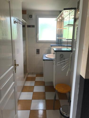 une petite salle de bain avec un lavabo et une fenêtre dans l'établissement Maison charmante avec vue sur la montagne à Saint-Géry + Piscine, à Saint-Géry