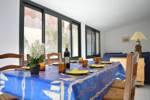 une table à manger avec un chiffon bleu dans l'établissement Appart 4 pièces 5 couchages BANYULS SUR MER BN250-001, à Banyuls-sur-Mer