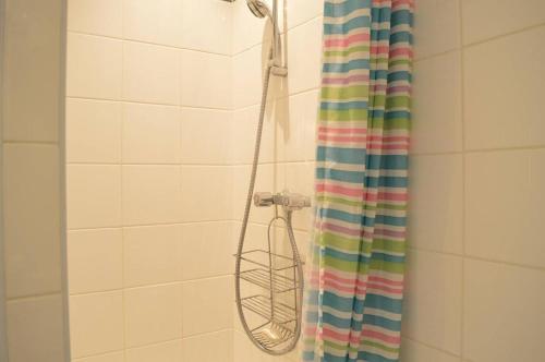 La salle de bains est pourvue d'une douche avec rideau de douche. dans l'établissement Appart 4 pièces 5 couchages BANYULS SUR MER BN250-001, à Banyuls-sur-Mer