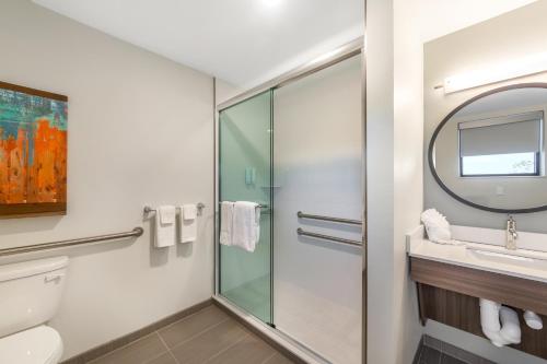 Ένα μπάνιο στο MainStay Suites Fort Myers East I-75