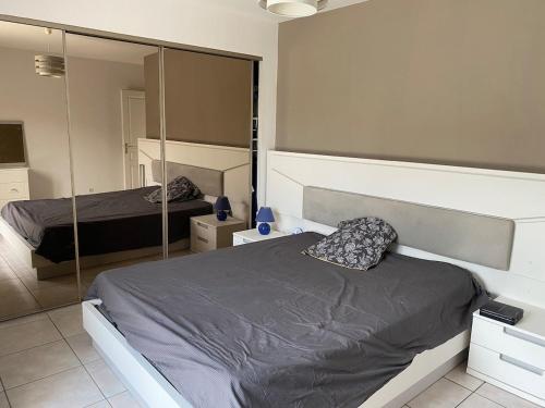 Ένα ή περισσότερα κρεβάτια σε δωμάτιο στο Proche St cyprien villa piscine