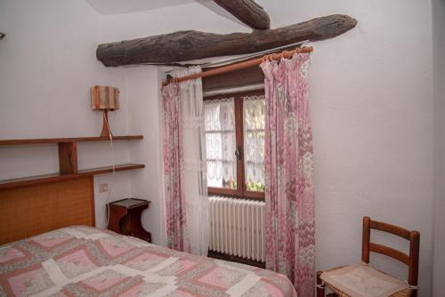 ein Schlafzimmer mit einem Bett und einem Fenster in der Unterkunft Gîte Gîtes de France 4/6 personnes à Campéménard in Sainte-Croix-Vallée-Française