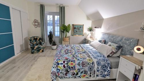 une chambre avec un lit et une chaise dedans dans l'établissement Cosy Arnaya Domaine et Grande Piscine - 1 hectare, à Jurançon