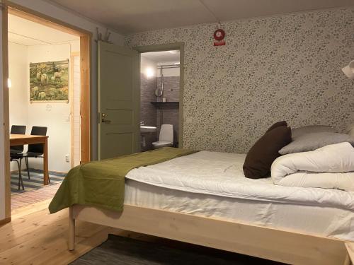 Postel nebo postele na pokoji v ubytování STF Lugnåsberget Ekohotell